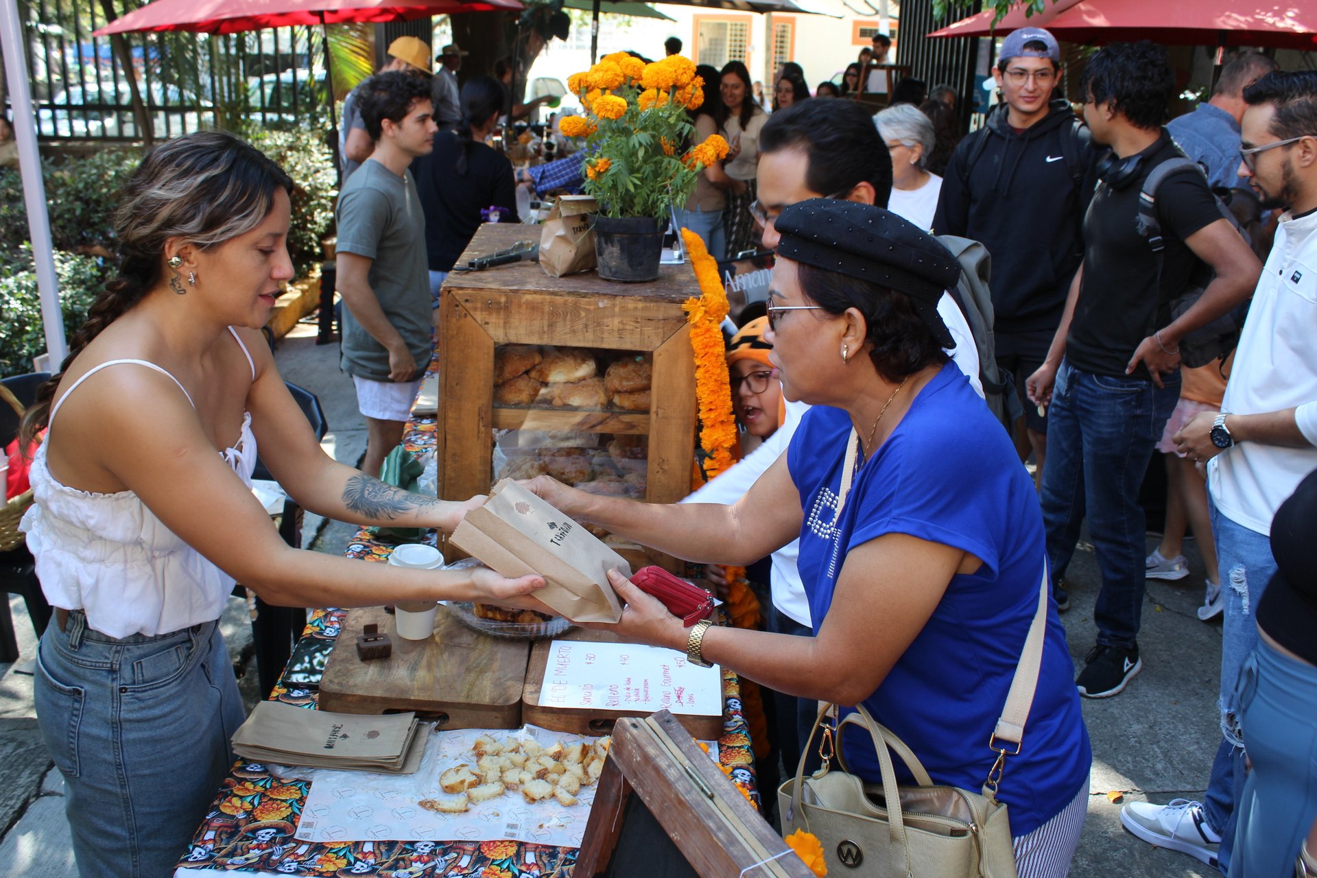 Clientes en el Festival del Pan de Muerto