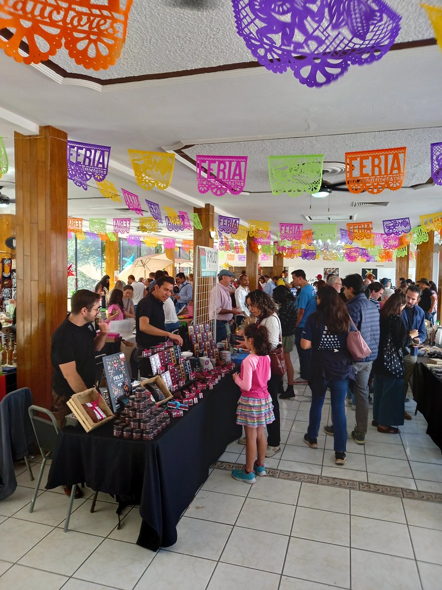 Evento especial de la Feria con puestos y papel picado