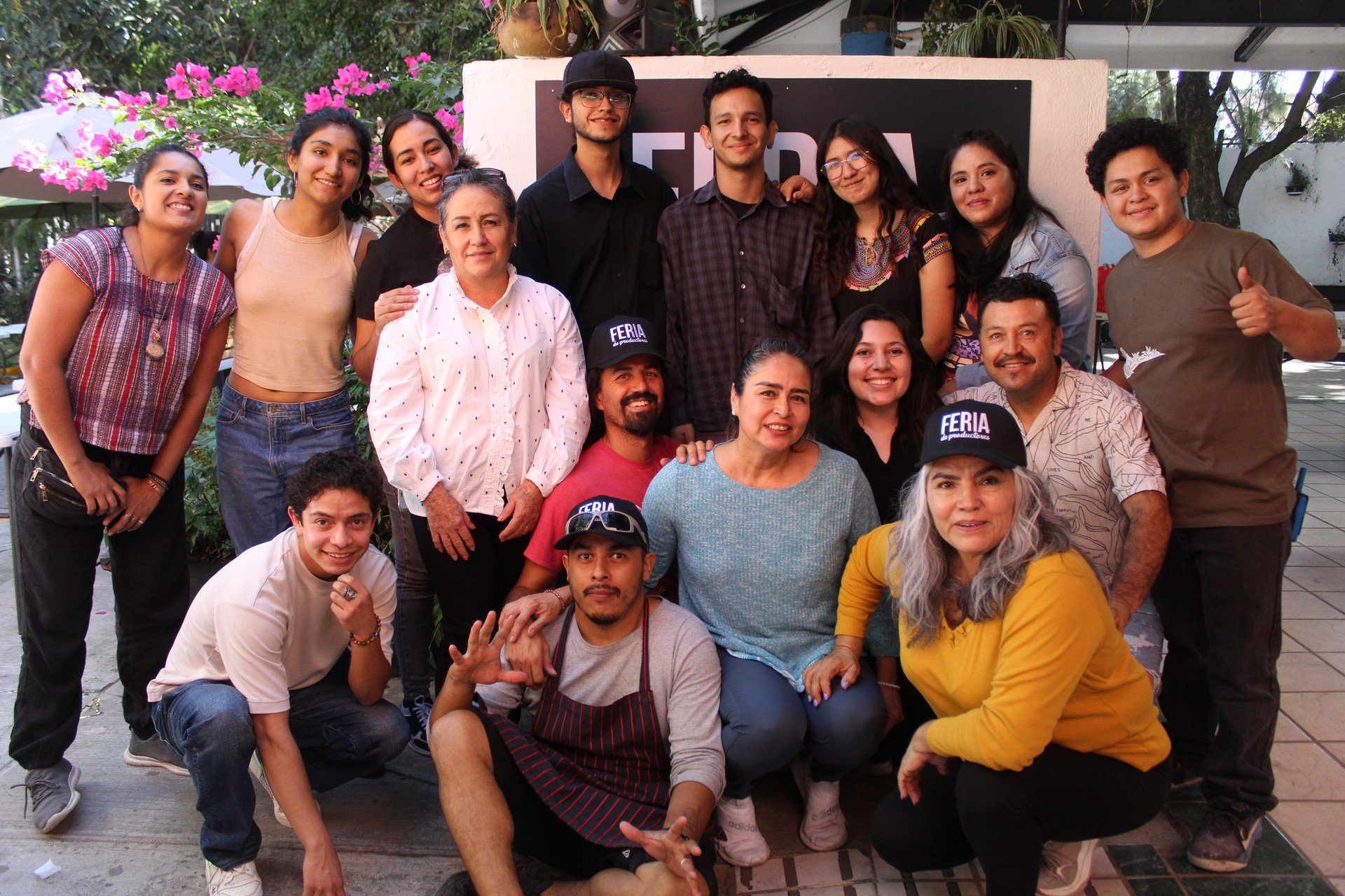 Grupo de productores y colaboradores de la Feria de Productores reunidos y sonriendo
