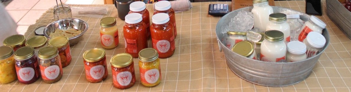 Frascos de salsas fermentadas y encurtidos de Medusa Fermenta, junto a kéfir sobre hielo