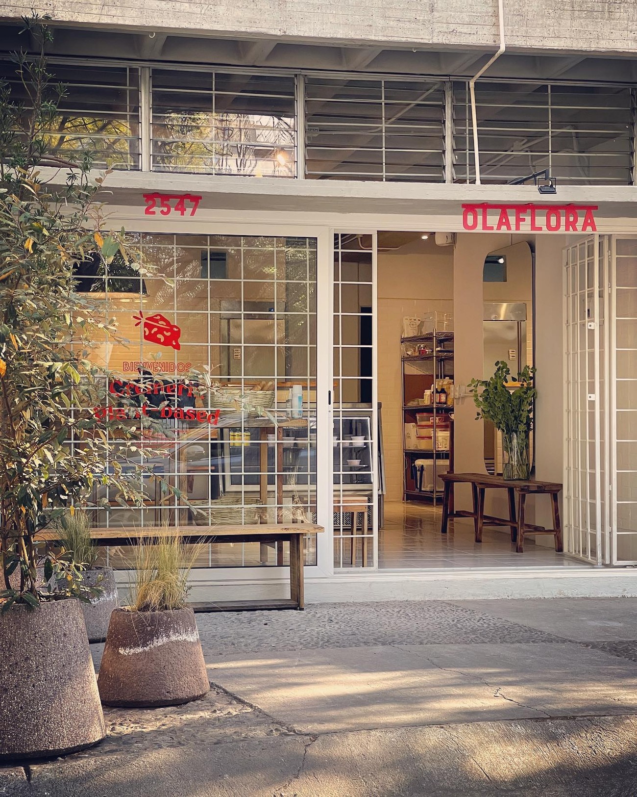 Fachada de la cremería Olaflora en Av. Montevideo 2547, Guadalajara, con el letrero rojo de la marca