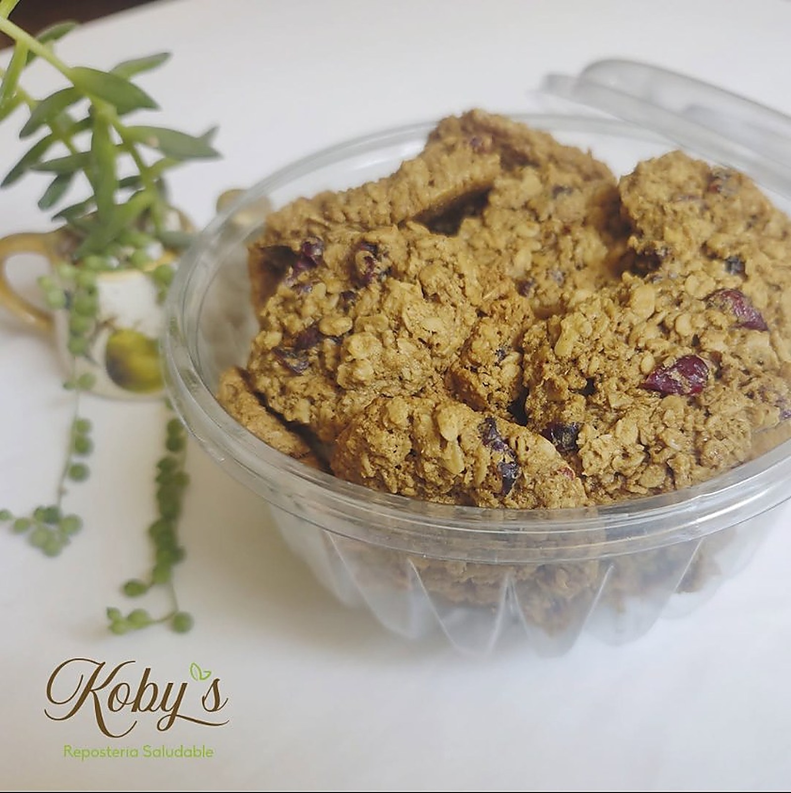 Galletas de avena con arándano de Koby's Repostería Saludable en un empaque transparente